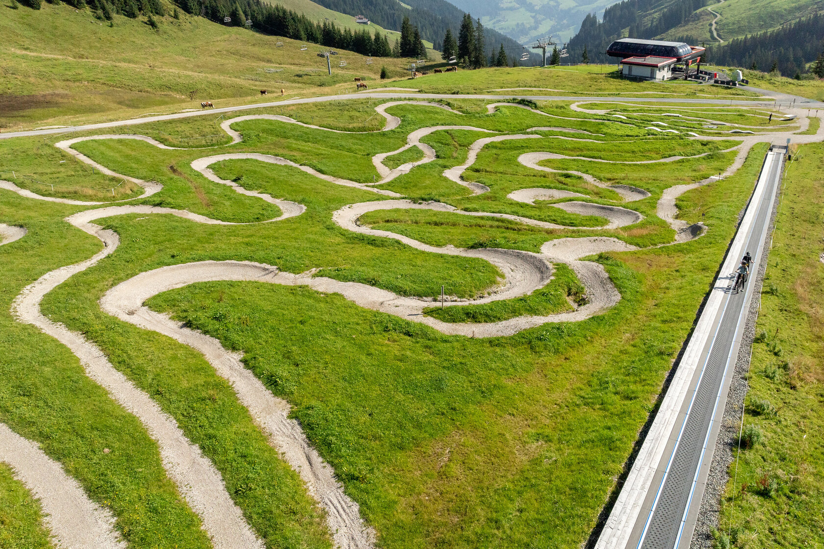 MTB Family Area Streiteck in Kitzbühel: two cyclists are using the lift in the practice area.