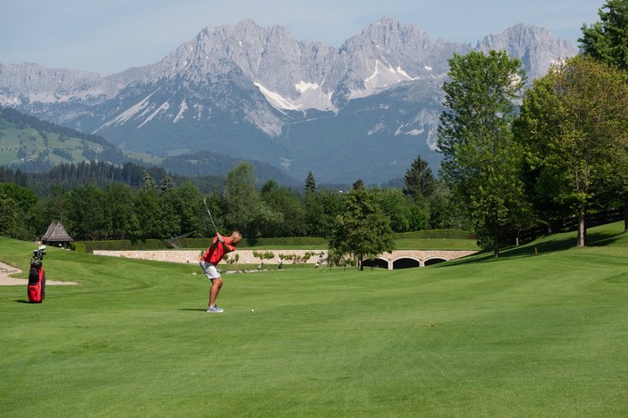 Golfer vor Bergkulisse