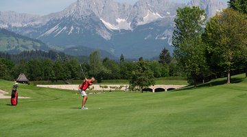 Golfer vor Bergkulisse