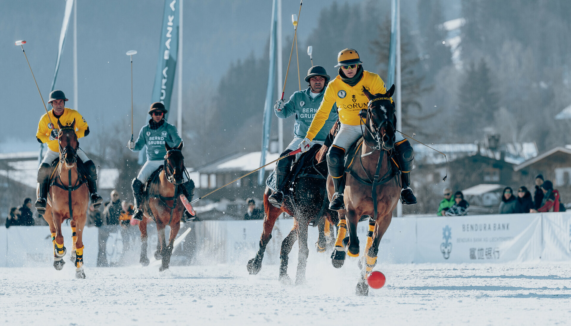 Snow Polo-Spieler während eines Spiels beim Snow Polo in Kitzbühel
