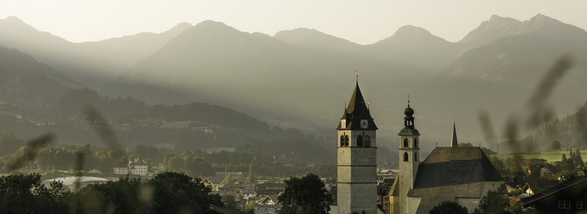 Blick über die Stadt Kitzbühel und die Kirche