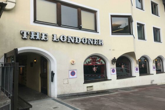Außenansicht des Pubs The Londoner mit Rundbogenfenstern und Namenszug an der hellen Fassade.