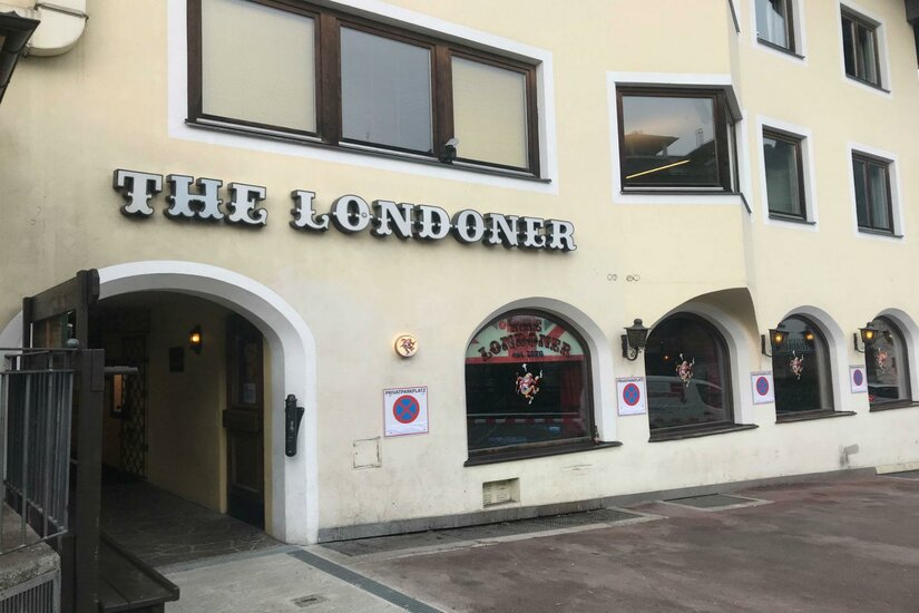 Außenansicht des Pubs The Londoner mit Rundbogenfenstern und Namenszug an der hellen Fassade.