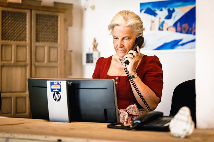 Signe Reisch beim Telefonieren