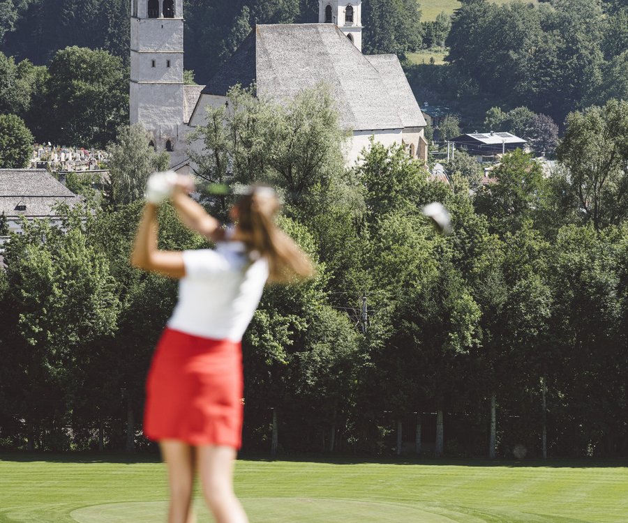 Golferin beim Abschlag