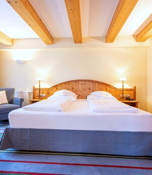 hotel-kaiserhof-kitzbuehel-suite-mit-balkon-schlaf