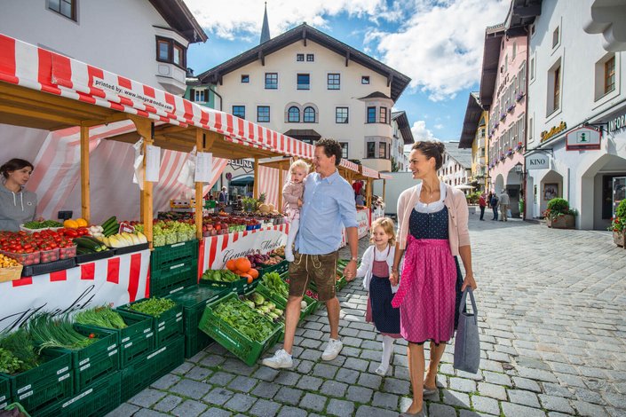 Familie in Trachtenkleidung auf dem Markt