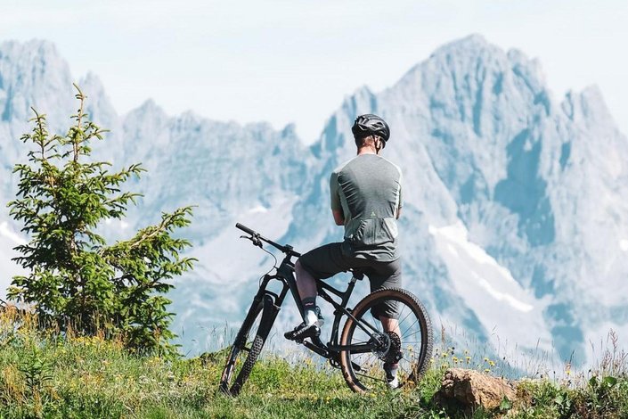 Ein junger Herr auf dem Mountainbike in den Bergen