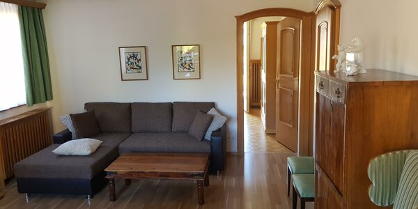 Wohnzimmer mit Schlafsofa