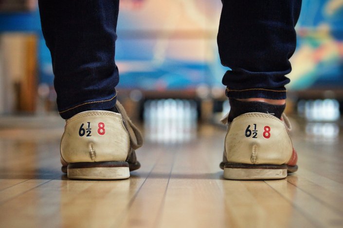 Ein Herr Füße Closeup beim Kegeln im Sportpark 