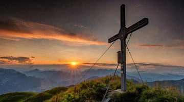 Berggipfel im Sonnenaufgang