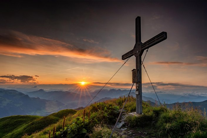 Berggipfel im Sonnenaufgang