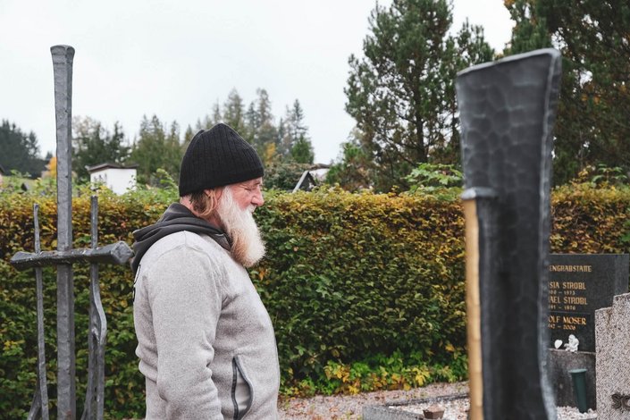 Sigi in front of a grave