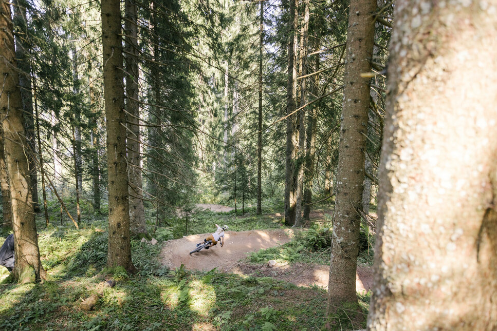 Biker ist auf einem Biketrail in Kitzbühel unterwegs