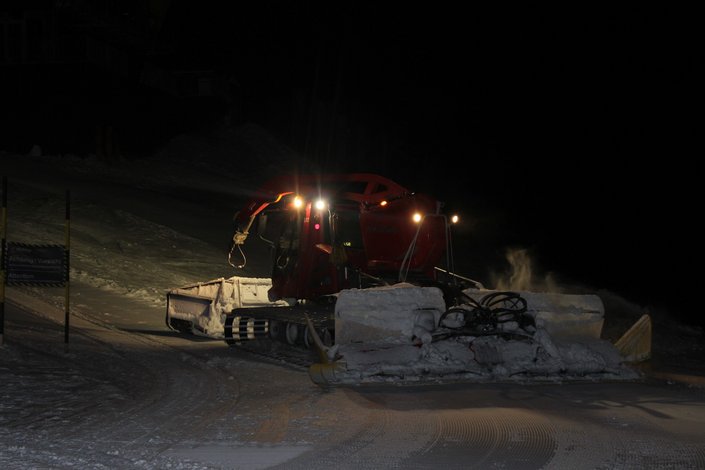 Pistenraupe beim Präparieren