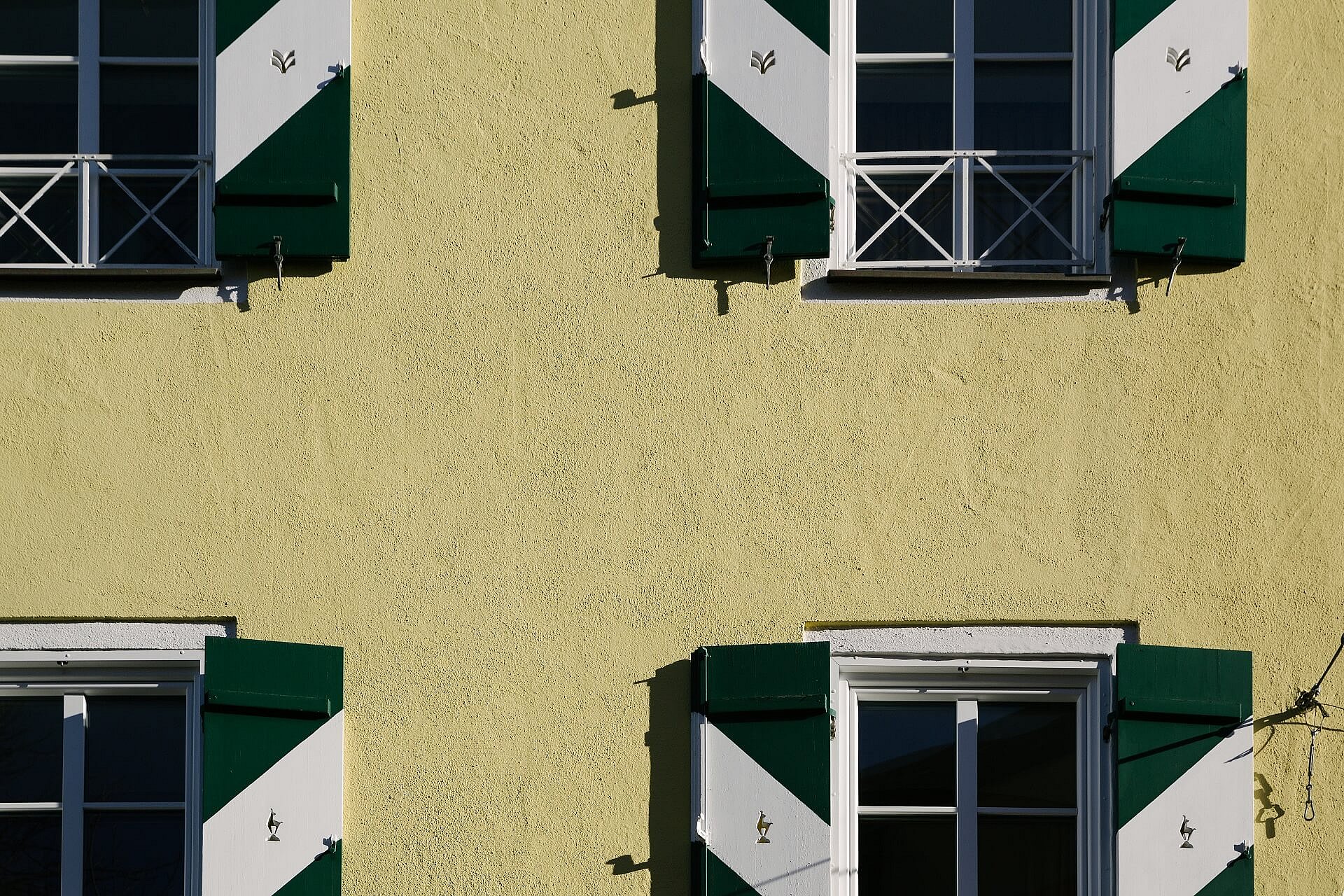 Gelbe Fassade und alte Fenster 