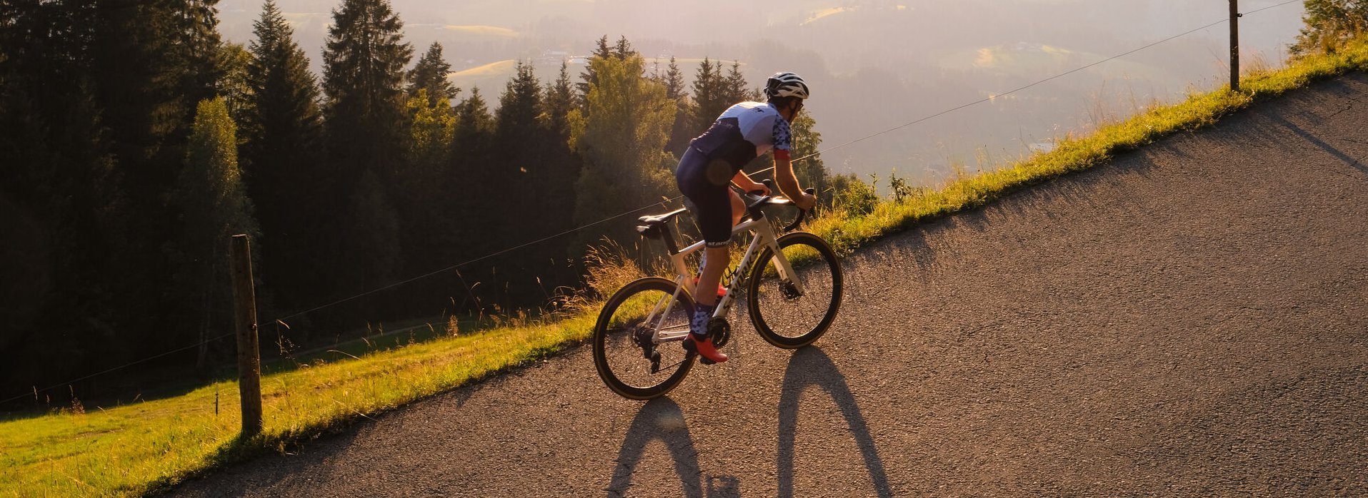 Mann fährt mit dem Rennrad aufs Kitzbüheler Horn