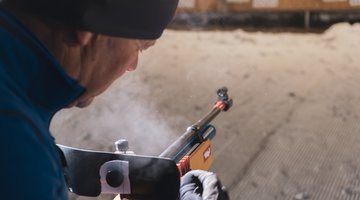 Toni mit Gewehr