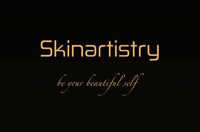 Goldfarbener Schriftzug Skinartistry mit Slogan auf schwarzem Hintergrund.