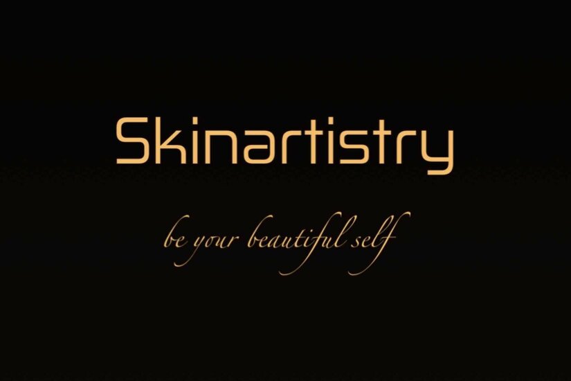 Goldfarbener Schriftzug Skinartistry mit Slogan auf schwarzem Hintergrund.