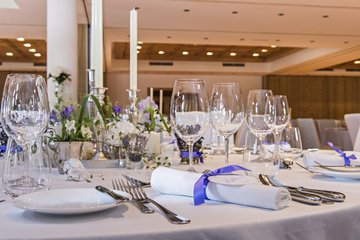 Schön gedeckte Hochzeitstafel