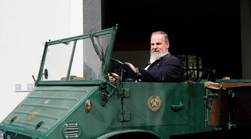 Hansi Grander in altem Fahrzeug 