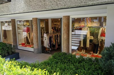 Cashmere House Ladenfront Außenansicht des Cashmere House Ladengeschäfts mit Schaufenstern und bekleideten Mannequins.