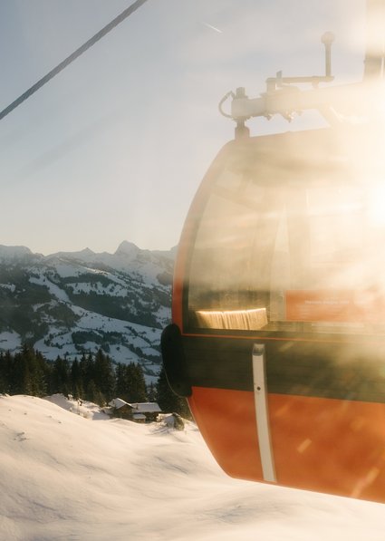 Gondel der Hahnenkammbahn bei Sonnenaufgang