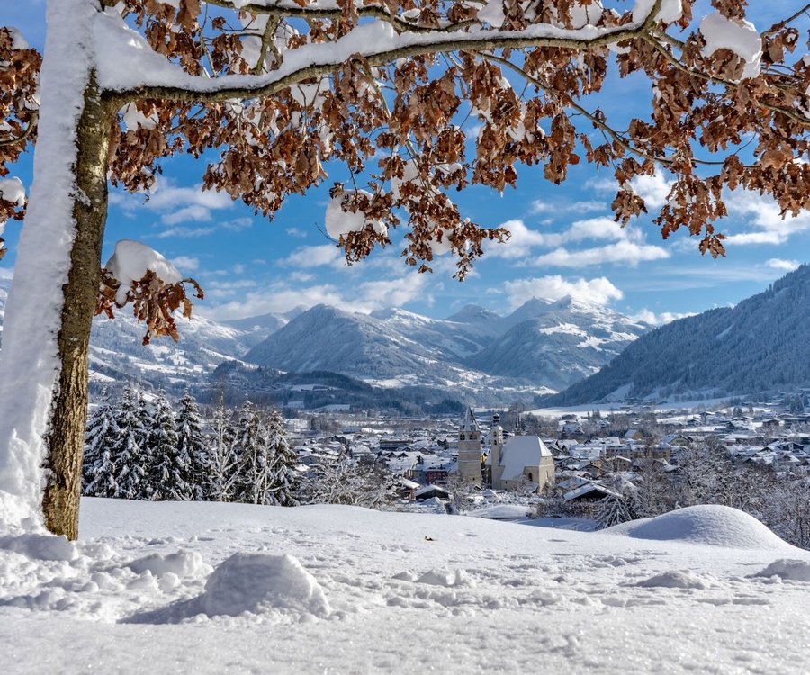 Blick auf Kitzbühel im Winter