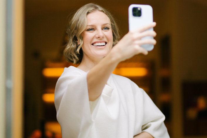  Eine junge Frau macht ein Selfie