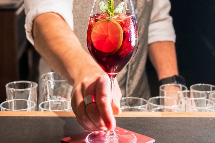Ein Spritzer mit Beeren wird serviert