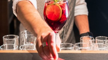 Ein Spritzer mit Beeren wird serviert