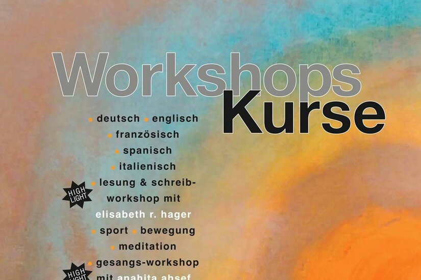 Ein bunt gestaltetes Plakat mit Informationen zu verschiedenen Workshops und Kursen. Die Themen umfassen Sprachen, Sport, Meditation und Gesang.