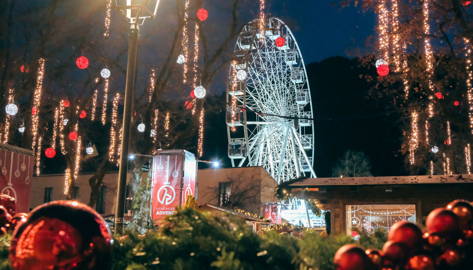 Adventmarkt in Kitzbühel mit Blick auf das Riesenrad