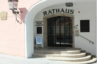 Eingang Rathaus und Fundamt Eingangsbereich des Rathauses mit Steinstufen, Glastür und der Aufschrift Rathaus sowie Stadtamt.