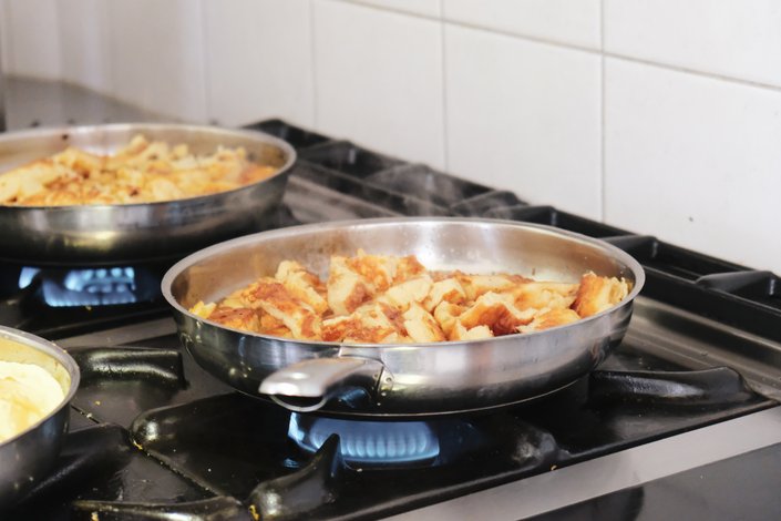 Kaiserschmarrn auf dem Herd