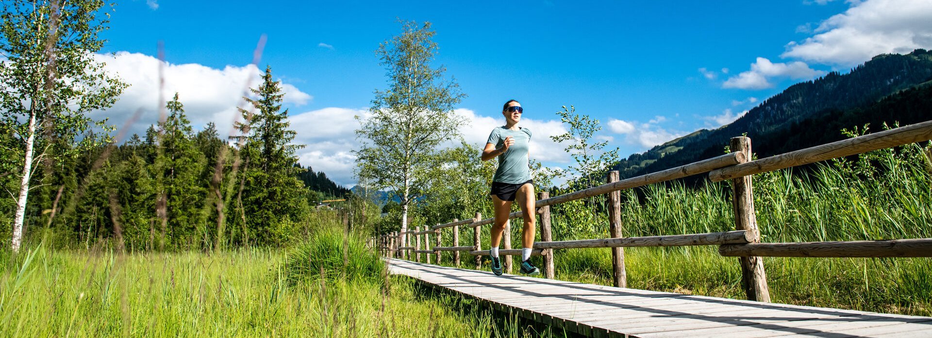 Frau beim Laufen am Schwarzsee