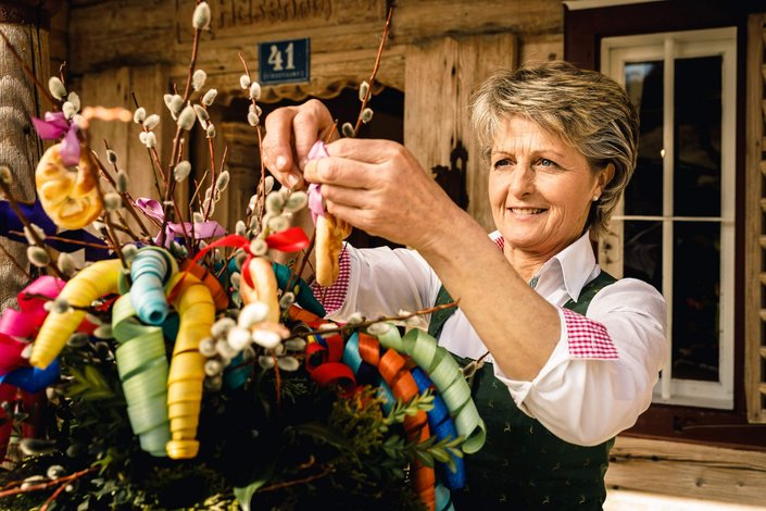 Anna beim Palmbuschen stecken