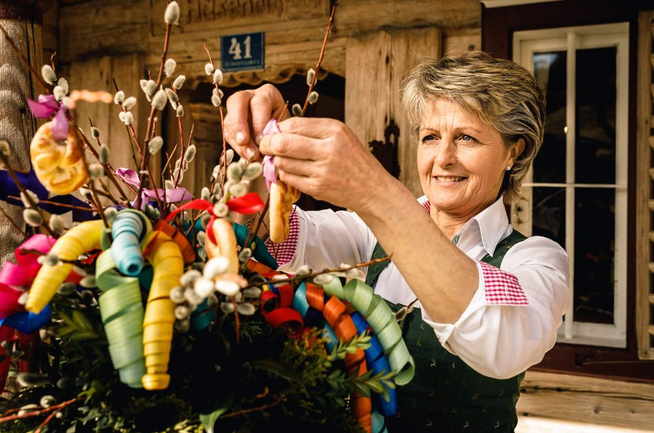 Anna beim Palmbuschen stecken