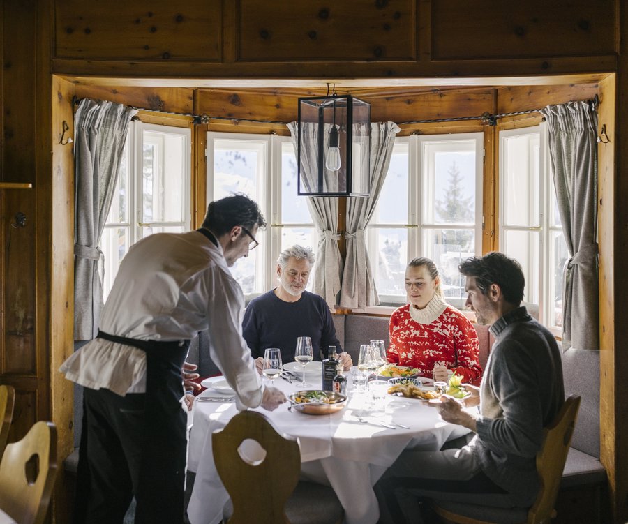 Eine Gruppe beim Essen im Wirtshaus