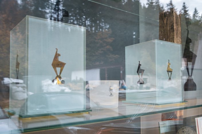 Ausstellungsstücke mit der Gams in einer Glaserei