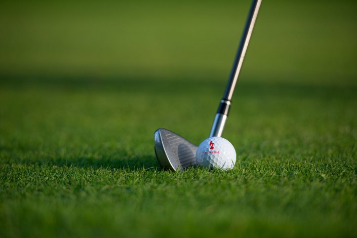 Golfschläger und Golfball