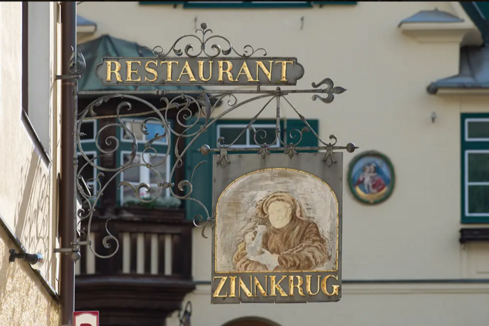Restaurant Zinnkrug Schild im traditionellen Tiroler Stil