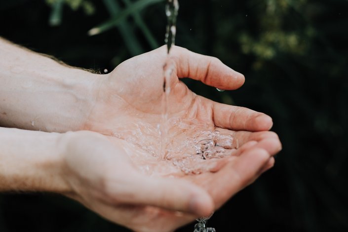 Hände voll mit Quellwasser