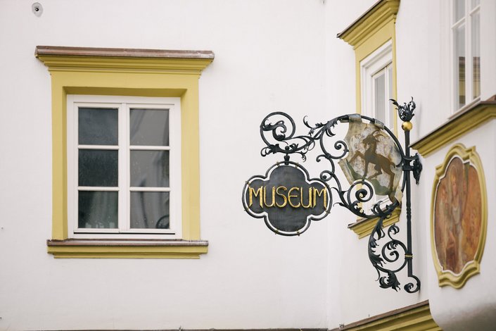 Eingangsschild Museum