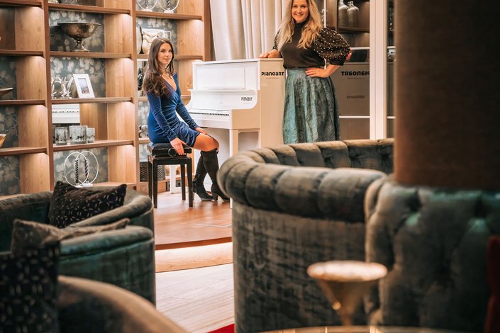 GrandTirolia-The Golden Kitzbühel Tables and Ladies