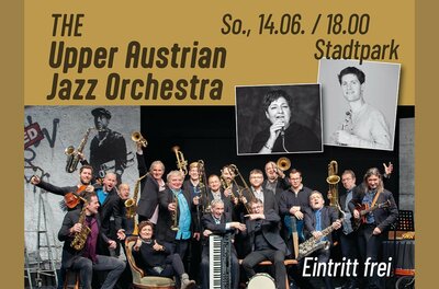 Das Upper Austrian Jazz Orchestra steht auf der Bühne, umgeben von verschiedenen Instrumenten. Die Mitglieder zeigen eine lebhafte und fröhliche Atmosphäre.