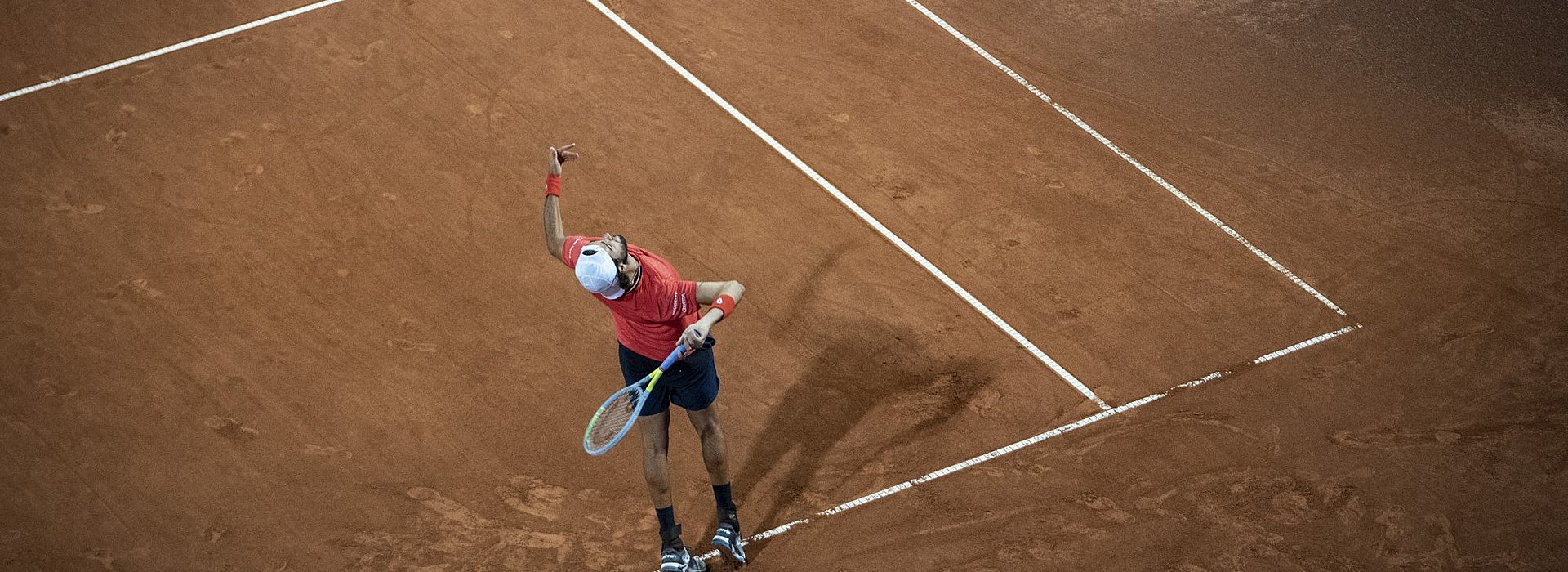Tennisspieler beim Aufschlag