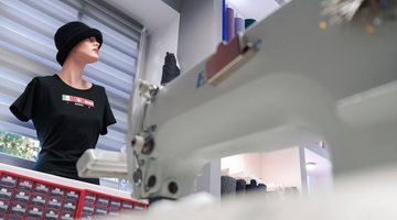 Puppe mit Hut und Tshirt