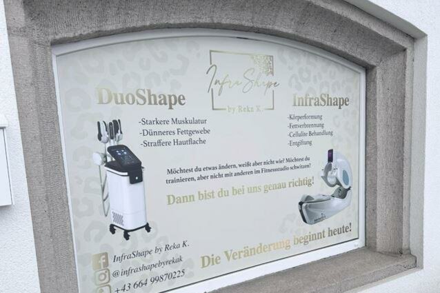 Ein Werbeschild für InfraShape by Reka K. zeigt verschiedene Dienstleistungen zur Körperformung und Fettreduktion. Es betont die Verbesserung von Muskulatur und Haut.